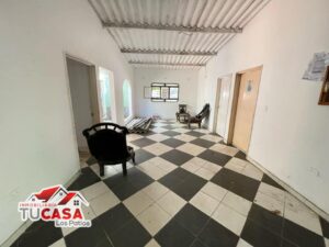 Casa Amplia en Venta en Los Patios, Barrio Llanitos: 3 Habitaciones, Solar Amplio por $180 Millones