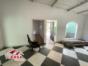 Casa Amplia en Venta en Los Patios, Barrio Llanitos: 3 Habitaciones, Solar Amplio por $180 Millones