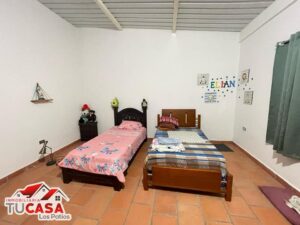 Casa Campestre en Venta en el Barrio 11 de Noviembre, Los Patios: 3 Habitaciones, Apartaestudio y Amplio Solar