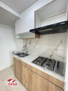 Precioso apartamento en el conjunto cerrado brisas, barrio prados del este, frente a jardín plaza.