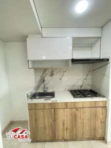 Precioso apartamento en el conjunto cerrado brisas, barrio prados del este, frente a jardín plaza.