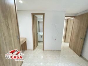 Precioso apartamento en el conjunto cerrado brisas, barrio prados del este, frente a jardín plaza.