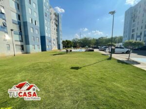 Precioso apartamento en el conjunto cerrado brisas, barrio prados del este, frente a jardín plaza.