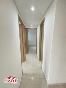 Precioso apartamento en el conjunto cerrado brisas, barrio prados del este, frente a jardín plaza.