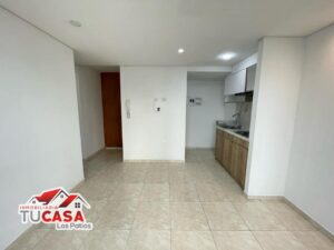 Precioso apartamento en el conjunto cerrado brisas, barrio prados del este, frente a jardín plaza.