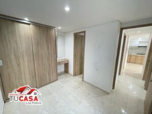 Precioso apartamento en el conjunto cerrado brisas, barrio prados del este, frente a jardín plaza.