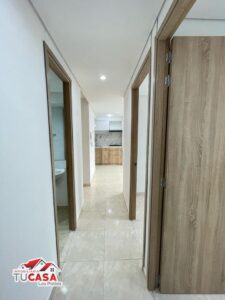 Precioso apartamento en el conjunto cerrado brisas, barrio prados del este, frente a jardín plaza.