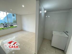 Precioso apartamento en el conjunto cerrado brisas, barrio prados del este, frente a jardín plaza.