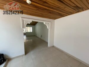 Encantadora Casa en Venta: Barrio Llanitos, 3 Habitaciones y Caja de Honor