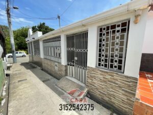 Encantadora Casa en Venta: Barrio Llanitos, 3 Habitaciones y Caja de Honor