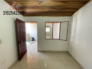 Encantadora Casa en Venta: Barrio Llanitos, 3 Habitaciones y Caja de Honor