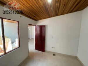 Encantadora Casa en Venta: Barrio Llanitos, 3 Habitaciones y Caja de Honor