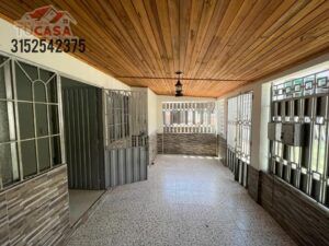 Encantadora Casa en Venta: Barrio Llanitos, 3 Habitaciones y Caja de Honor