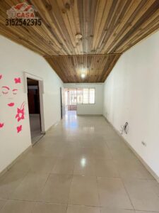 Encantadora Casa en Venta: Barrio Llanitos, 3 Habitaciones y Caja de Honor