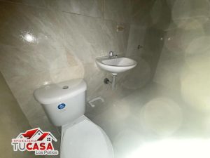 Baño social con ducha en el apartamento en Los Llanitos, Los Patios