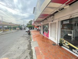 Propiedad Comercial en Venta con Dos Locales y Apartamento en Los Patios