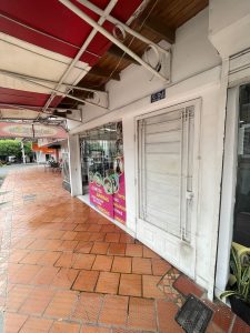 Propiedad Comercial en Venta con Dos Locales y Apartamento en Los Patios