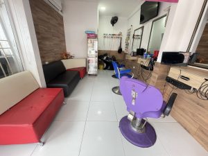 Propiedad Comercial en Venta con Dos Locales y Apartamento en Los Patios