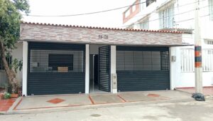 Casa con Locales Comerciales en Venta en Los Patios – Inversión Ideal