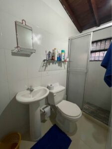 Baño con ducha en casa en Tierra Linda